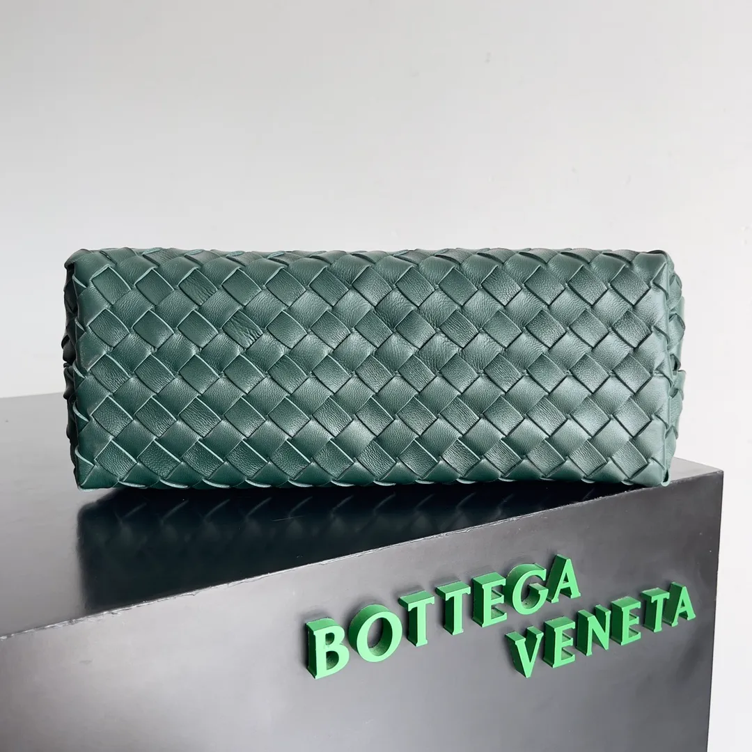 The 2023 new Andiamo batch of 2260 BV has been shipped‼ ️Really popular🔥The new Andiamo woven handbag launched by Bottega Veneta this season is really popular all over the world! ! Celebrities at home and abroad have worn it, and Oscar-winning actress Michelle Yeoh has taken it out on the street. Song Jia, Trai Yara, Yu Feihong, Sanji Ayaka, Rosie Hunting-Whiteley, Yoshioka Riho, etc. have all picked up this bag. It is classic and versatile, showing off its temperament, and the bag capacity is also large, which is very convenient for daily commuting! ! A variety of carrying methods, the shoulder straps can be adjusted by yourself, the original lambskin feels soft and delicate, and the unisex style breaks the gender boundaries and brings a more practical and long-lasting use experience. Andiamo, which has both elegant and casual styles, perfectly interprets the true appearance of "fashionable old money style". Style number: 743572 Size: 32*24*12